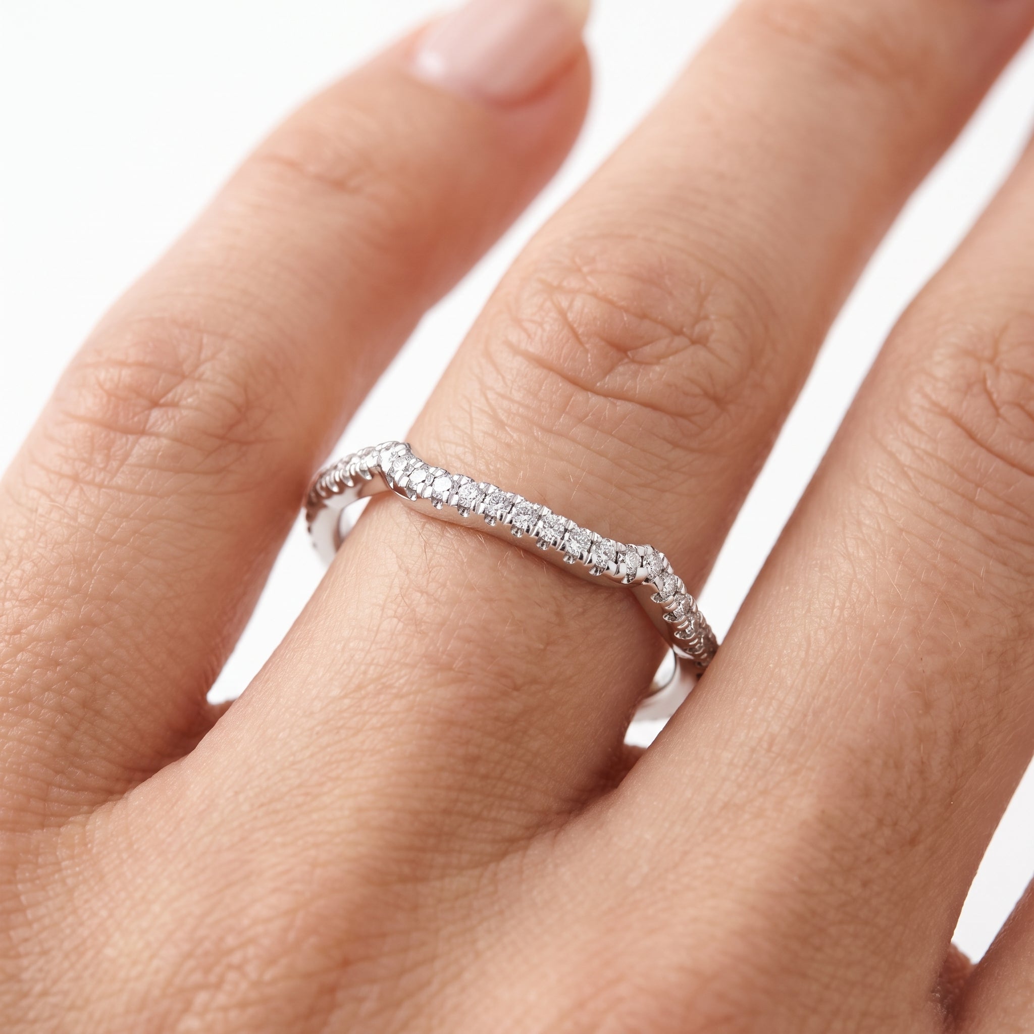 _lifestyle_image@SKU:W7494-LADR00015004W #metal_10k-white-gold+origin_lab-grown+quality_g-si