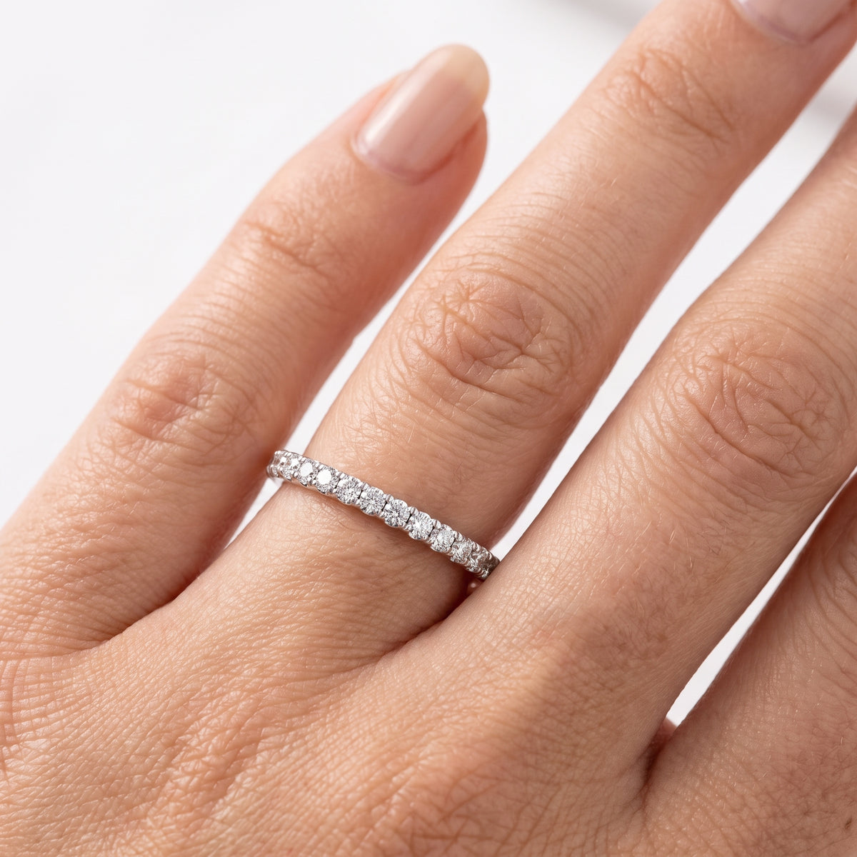 _lifestyle_image@SKU:W7604-LADR00180004W #metal_10k-white-gold+origin_lab-grown+quality_g-si