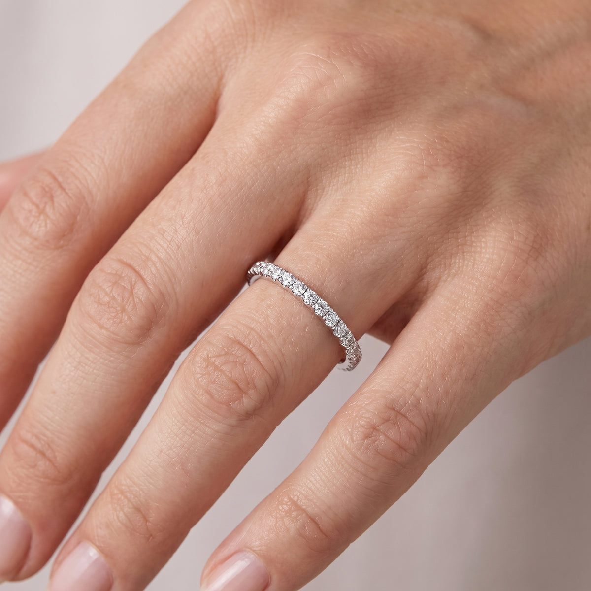_lifestyle_image@SKU:W7604-NADR0018000PL #metal_platinum+origin_lab-grown+quality_ef-vs2+