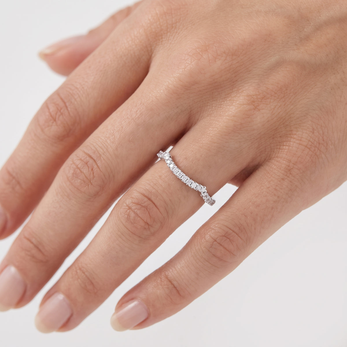 _lifestyle_image@SKU:W7669-LADR00160004W #metal_10k-white-gold+origin_lab-grown+quality_g-si