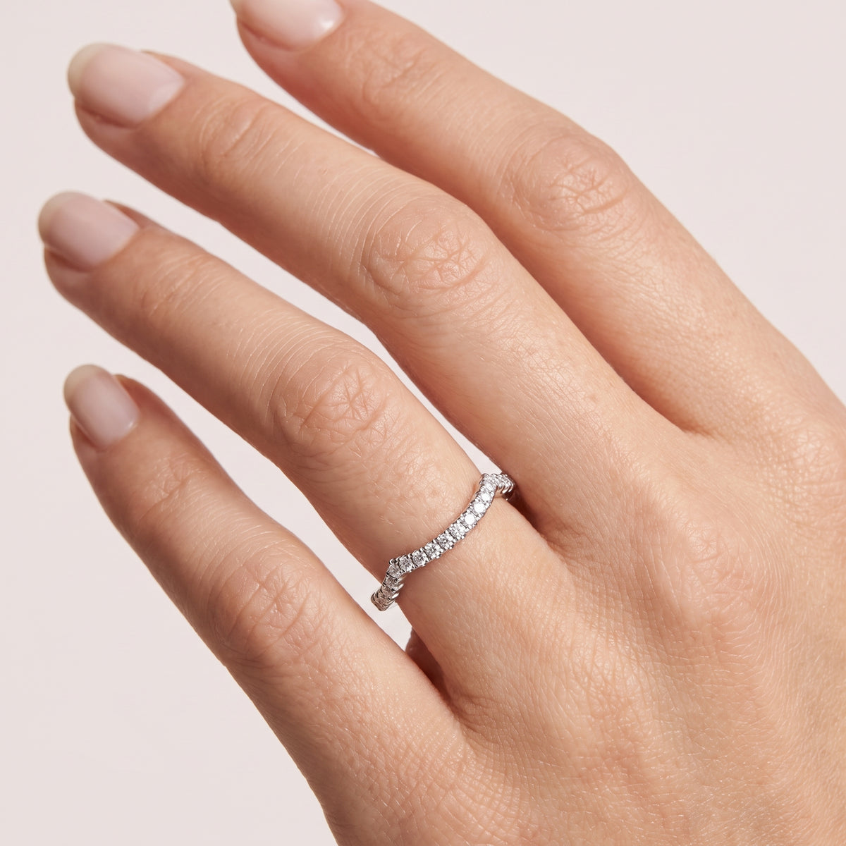 _lifestyle_image@SKU:W7669-NADR0016000PL #metal_platinum+origin_lab-grown+quality_ef-vs2+