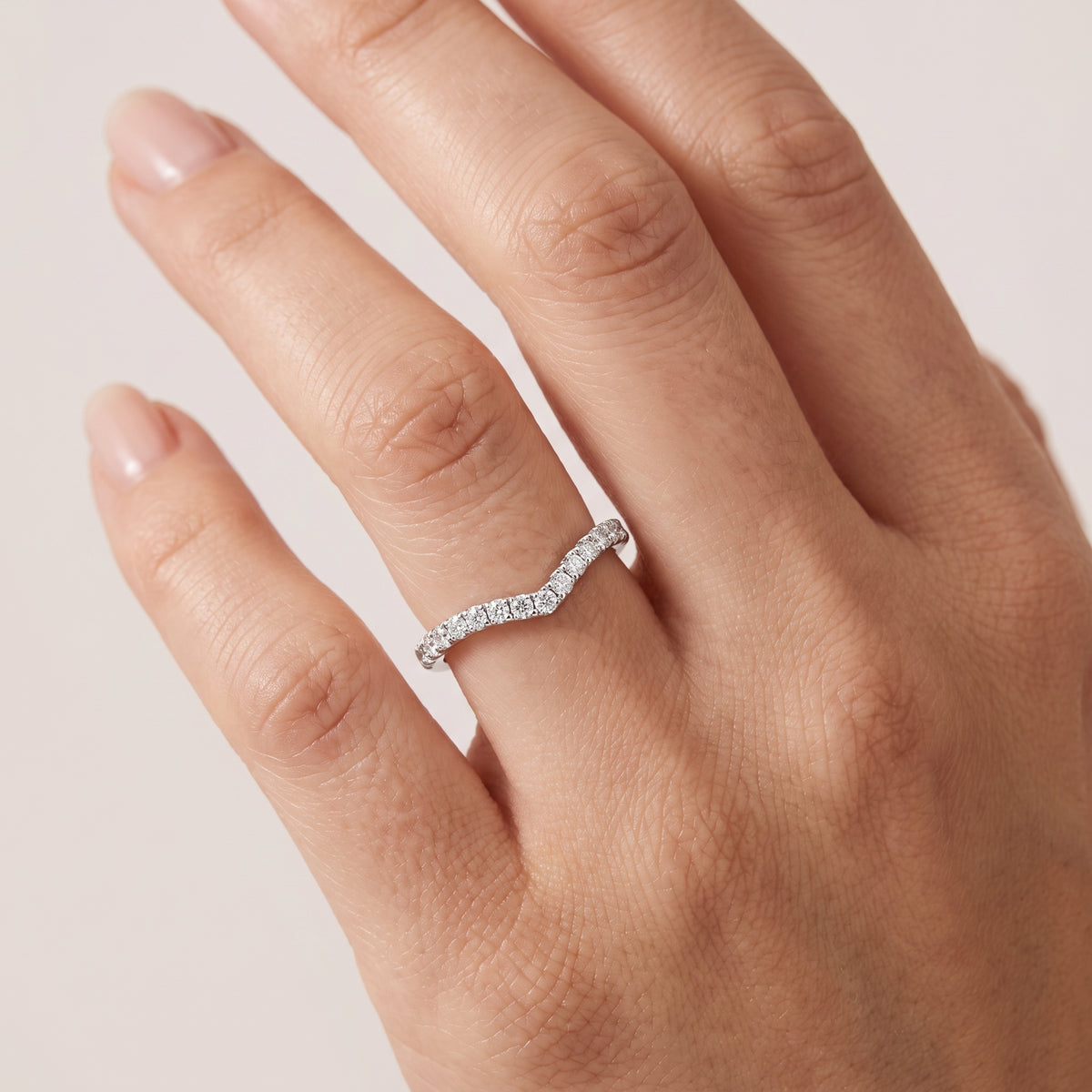 _lifestyle_image@SKU:W7707-LADR00300004W #metal_10k-white-gold+origin_lab-grown+quality_g-si