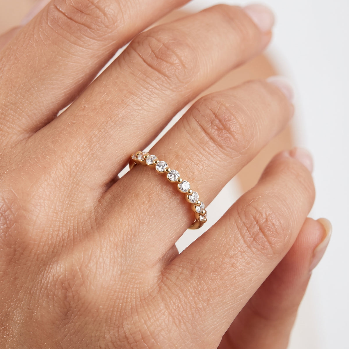 _lifestyle_image@SKU:W7716-LADR00220004Y #metal_10k-yellow-gold+origin_lab-grown+quality_g-si