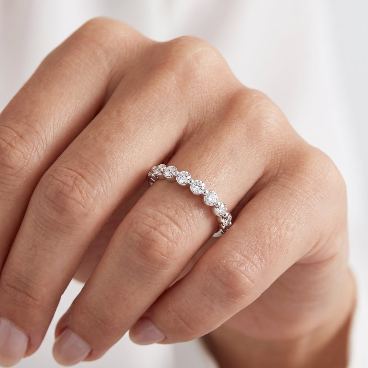 _lifestyle_image@SKU:W7716-NADR00220004W #metal_14k-white-gold+origin_lab-grown+quality_ef-vs2+