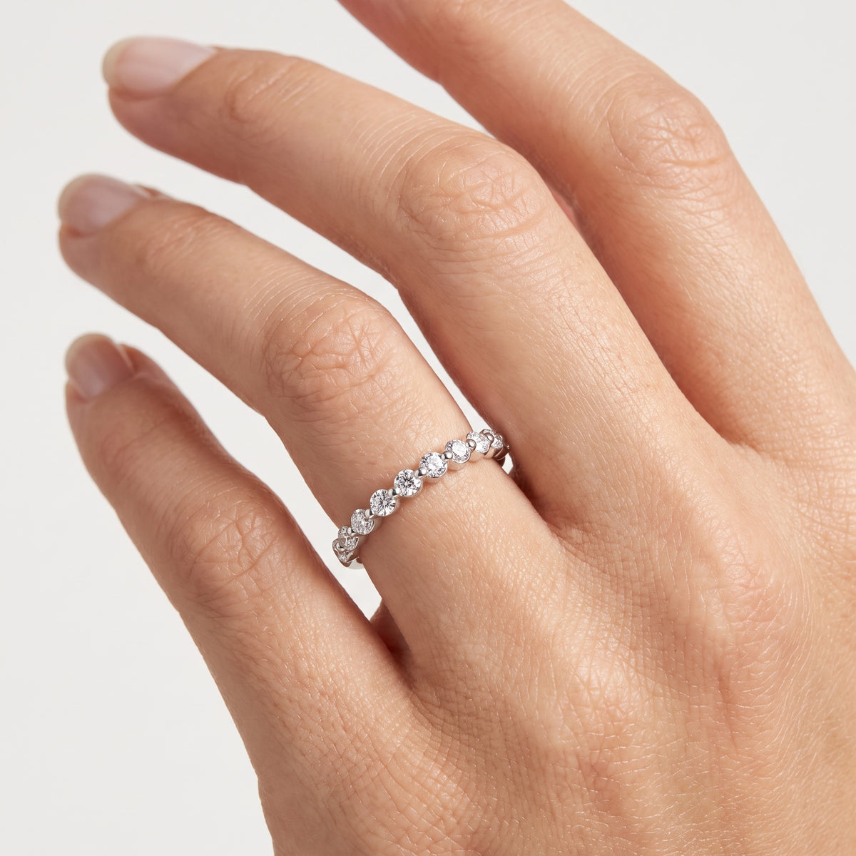 _lifestyle_image@SKU:W7716-NADR0022000PL #metal_platinum+origin_lab-grown+quality_ef-vs2+