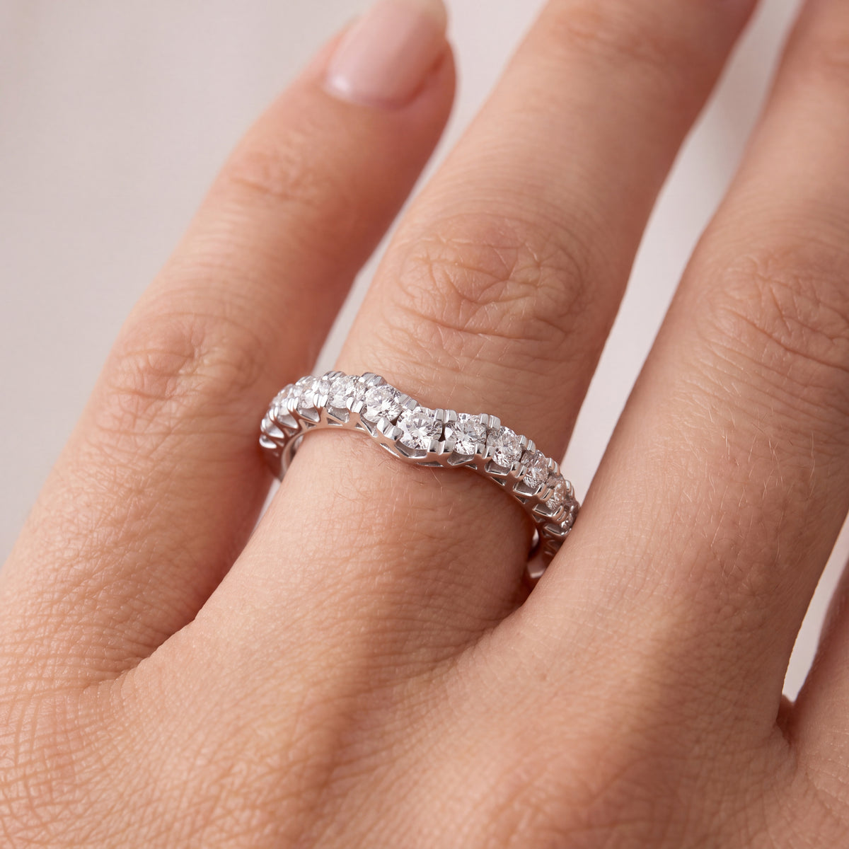 _lifestyle_image@SKU:W7746-LADR00530004W #metal_10k-white-gold+origin_lab-grown+quality_g-si