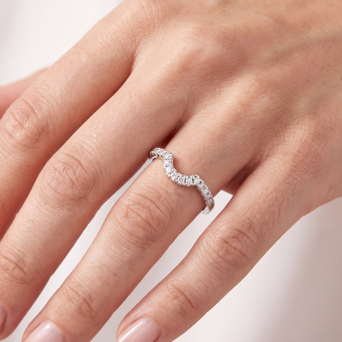 _lifestyle_image@SKU:W7748-LADR00190004W #metal_10k-white-gold+origin_lab-grown+quality_g-si