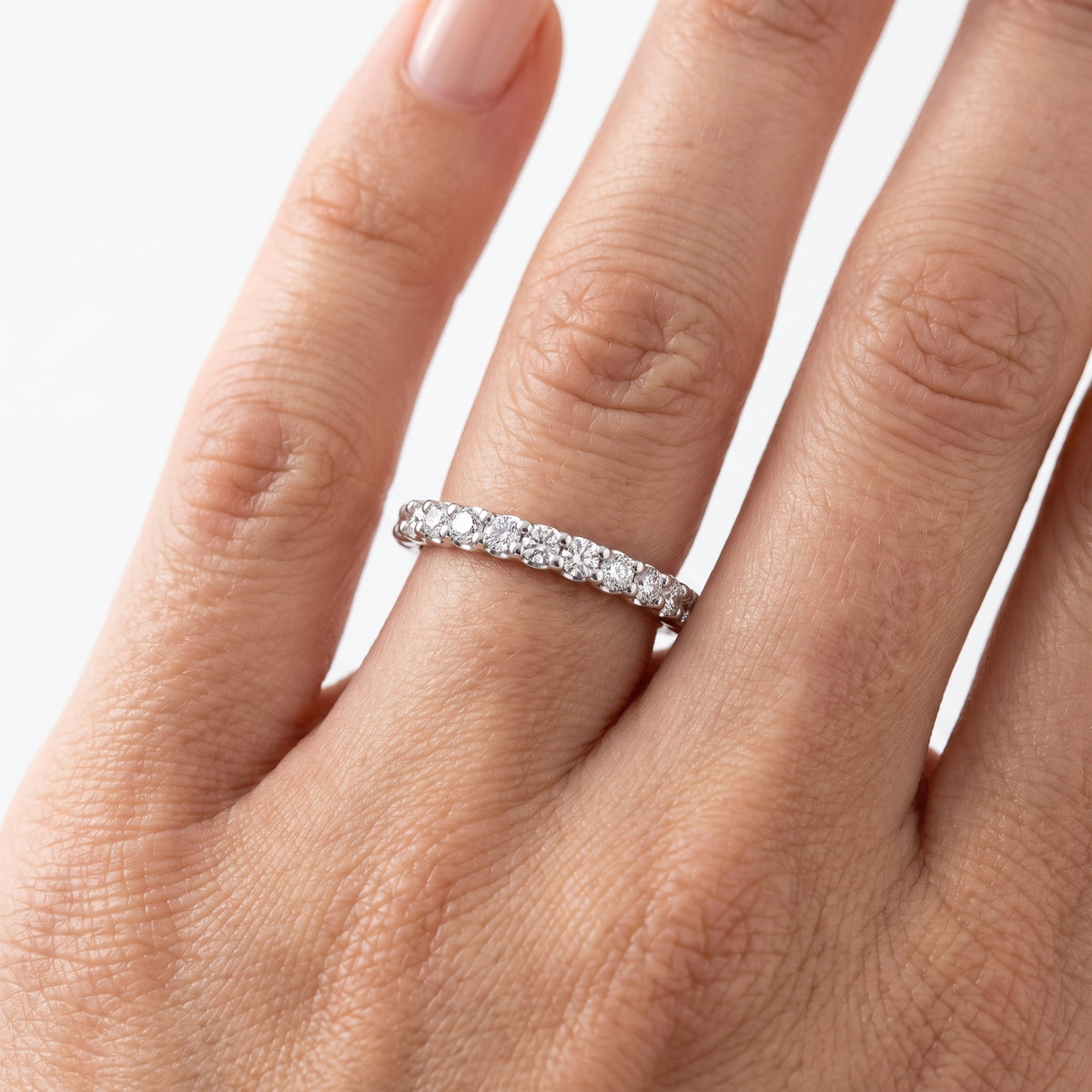 _lifestyle_image@SKU:W7829-NADR00630004W #metal_14k-white-gold+origin_lab-grown+quality_ef-vs2+