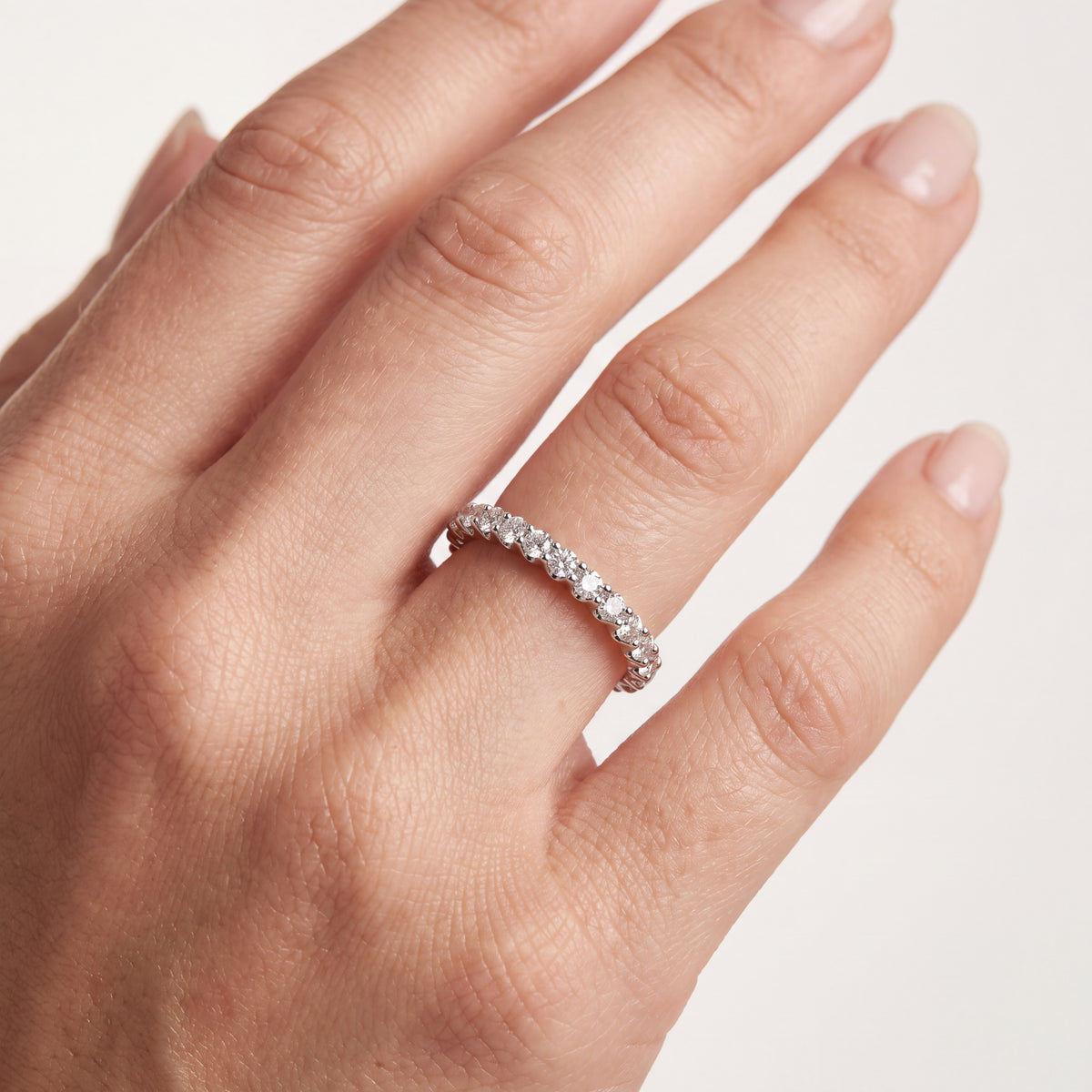 _lifestyle_image@SKU:W7847-LADR00230004W #metal_10k-white-gold+origin_lab-grown+quality_g-si