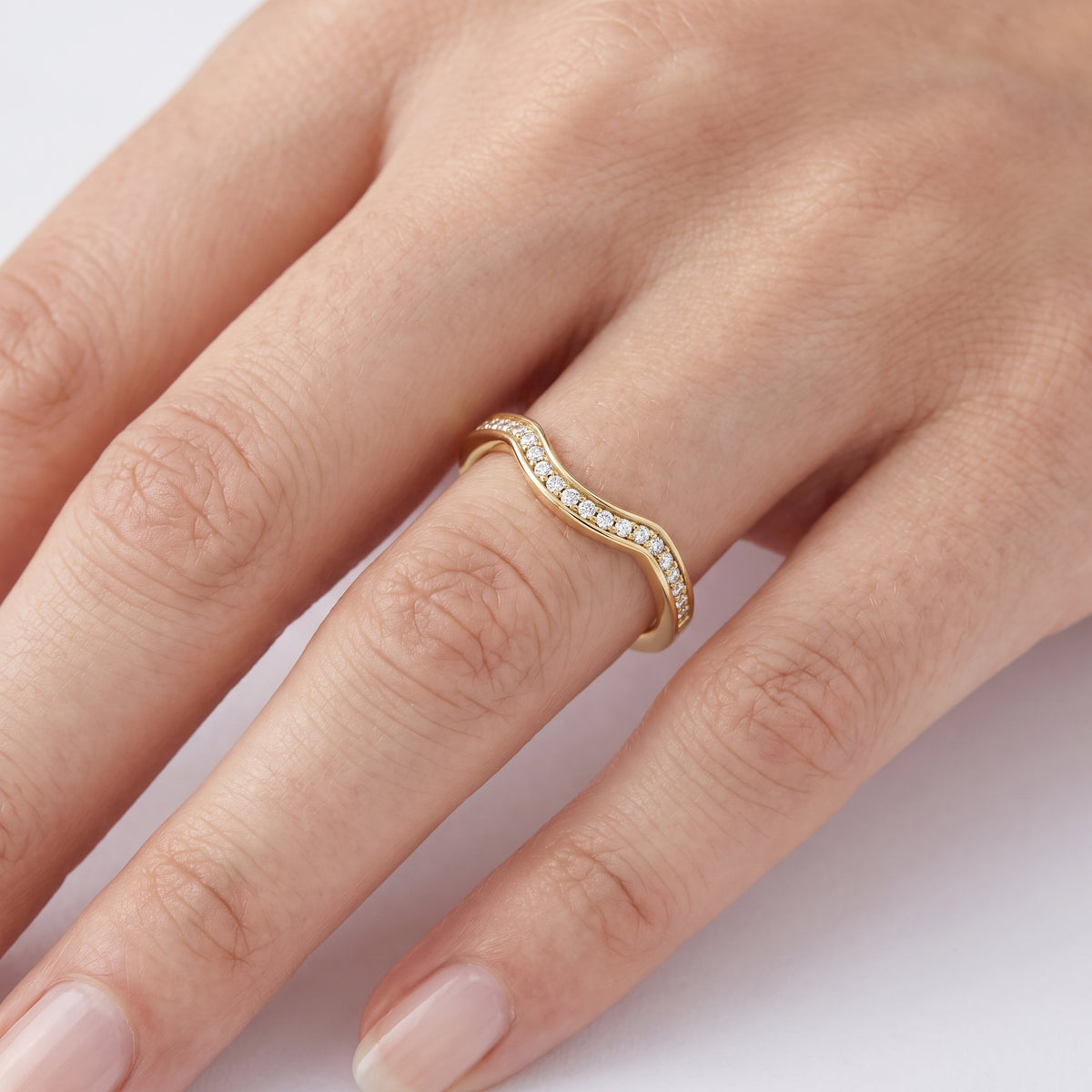 _lifestyle_image@SKU:W8002-LADR00100004Y #metal_10k-yellow-gold+origin_lab-grown+quality_g-si