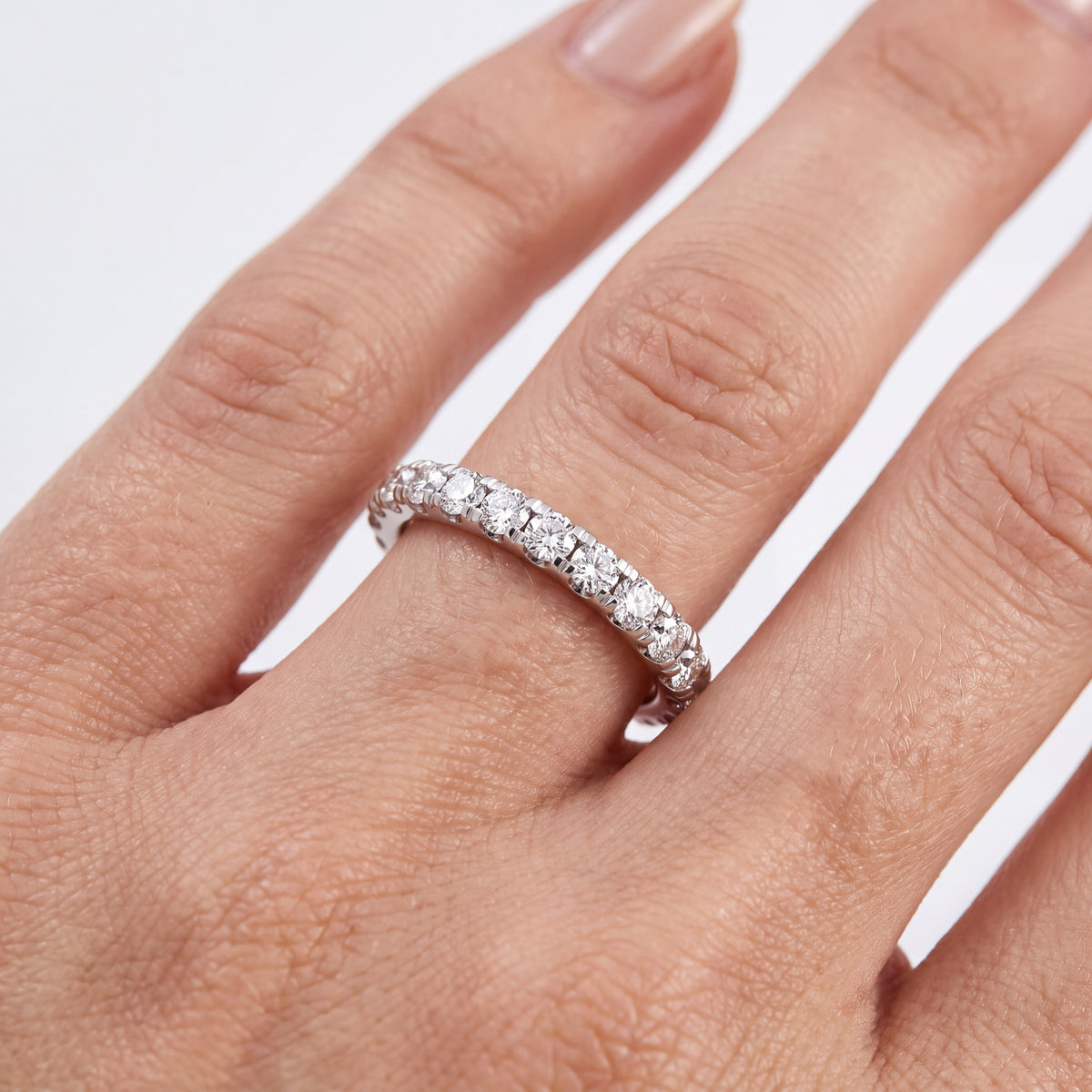_lifestyle_image@SKU:W8508-LADR00250004W #metal_10k-white-gold+origin_lab-grown+quality_g-si