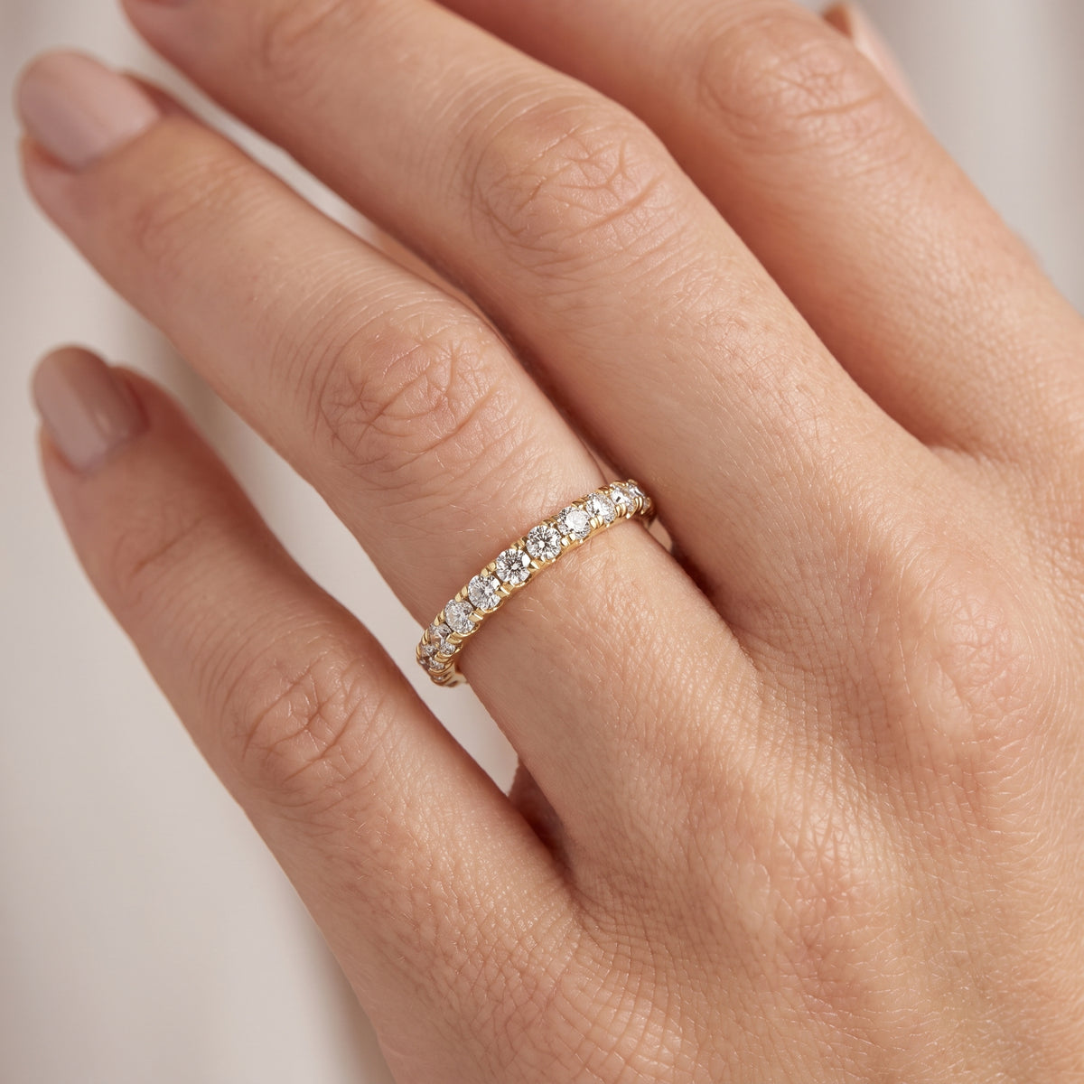 _lifestyle_image@SKU:W8508-LADR00250004Y #metal_10k-yellow-gold+origin_lab-grown+quality_g-si