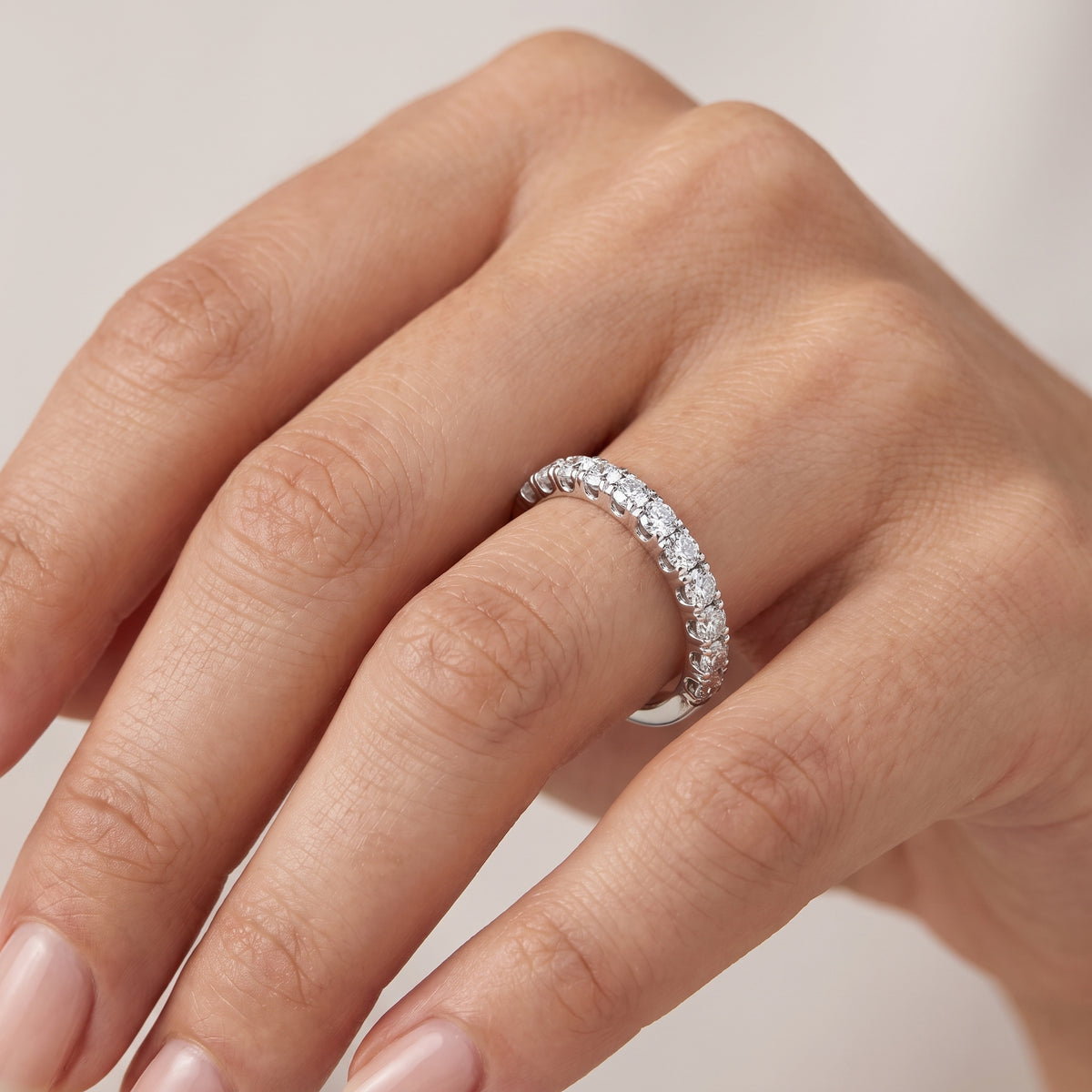 _lifestyle_image@SKU:W8508-NADR0029000PL #metal_platinum+origin_lab-grown+quality_ef-vs2+