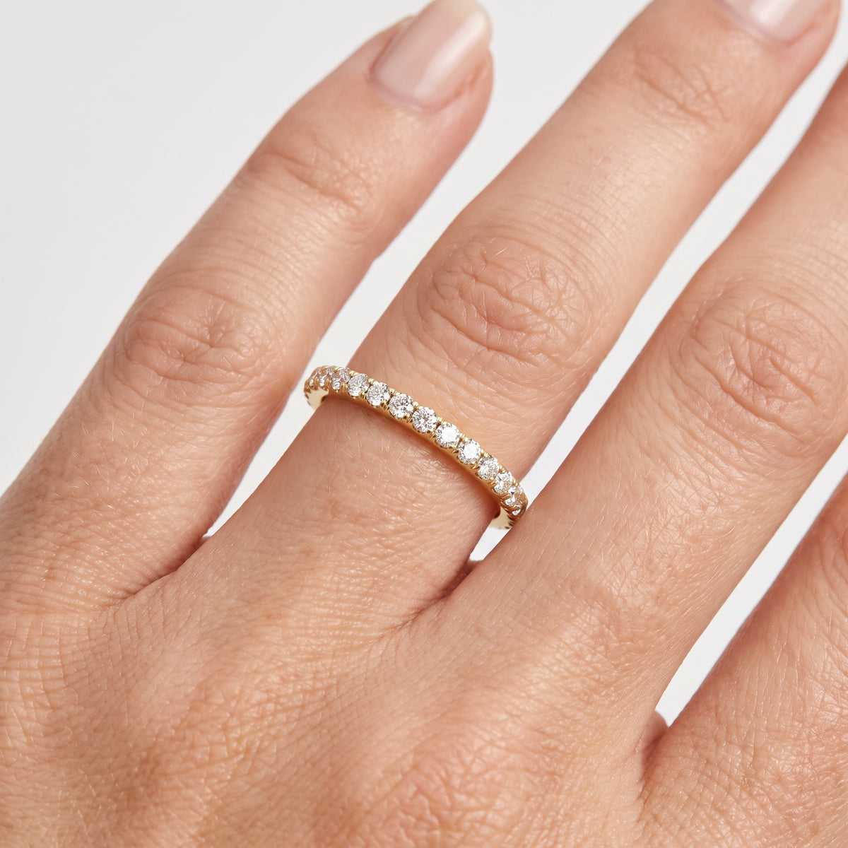 _lifestyle_image@SKU:W9457-LADR00300004Y #metal_10k-yellow-gold+origin_lab-grown+quality_g-si
