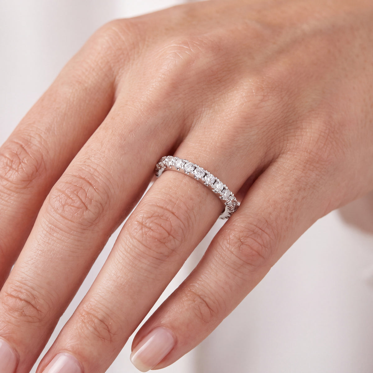 _lifestyle_image@SKU:W9614-LADR00480004W #metal_10k-white-gold+origin_lab-grown+quality_g-si