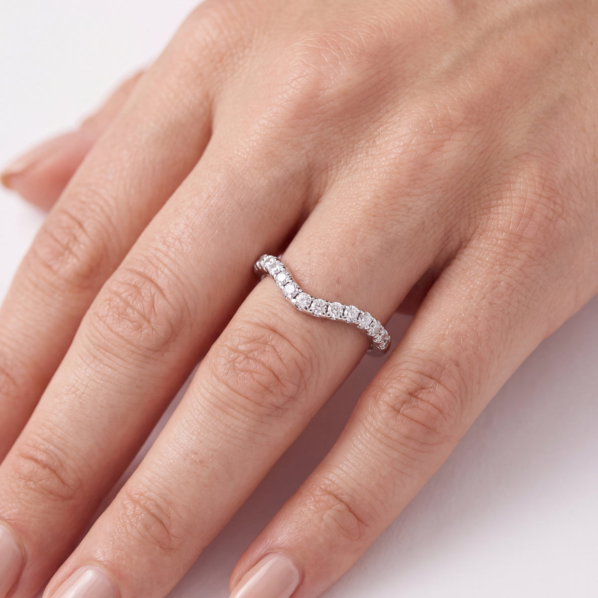 _lifestyle_image@SKU:W9839-LADR00220004W #metal_10k-white-gold+origin_lab-grown+quality_g-si
