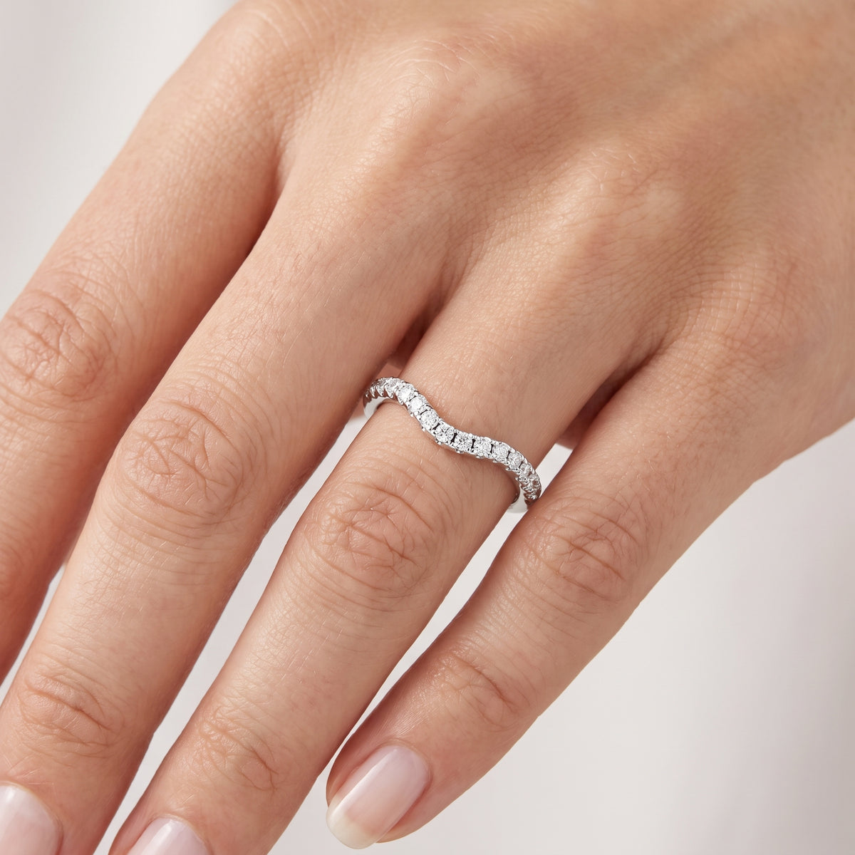 _lifestyle_image@SKU:W9839-NADR00220004W #metal_14k-white-gold+origin_lab-grown+quality_ef-vs2+