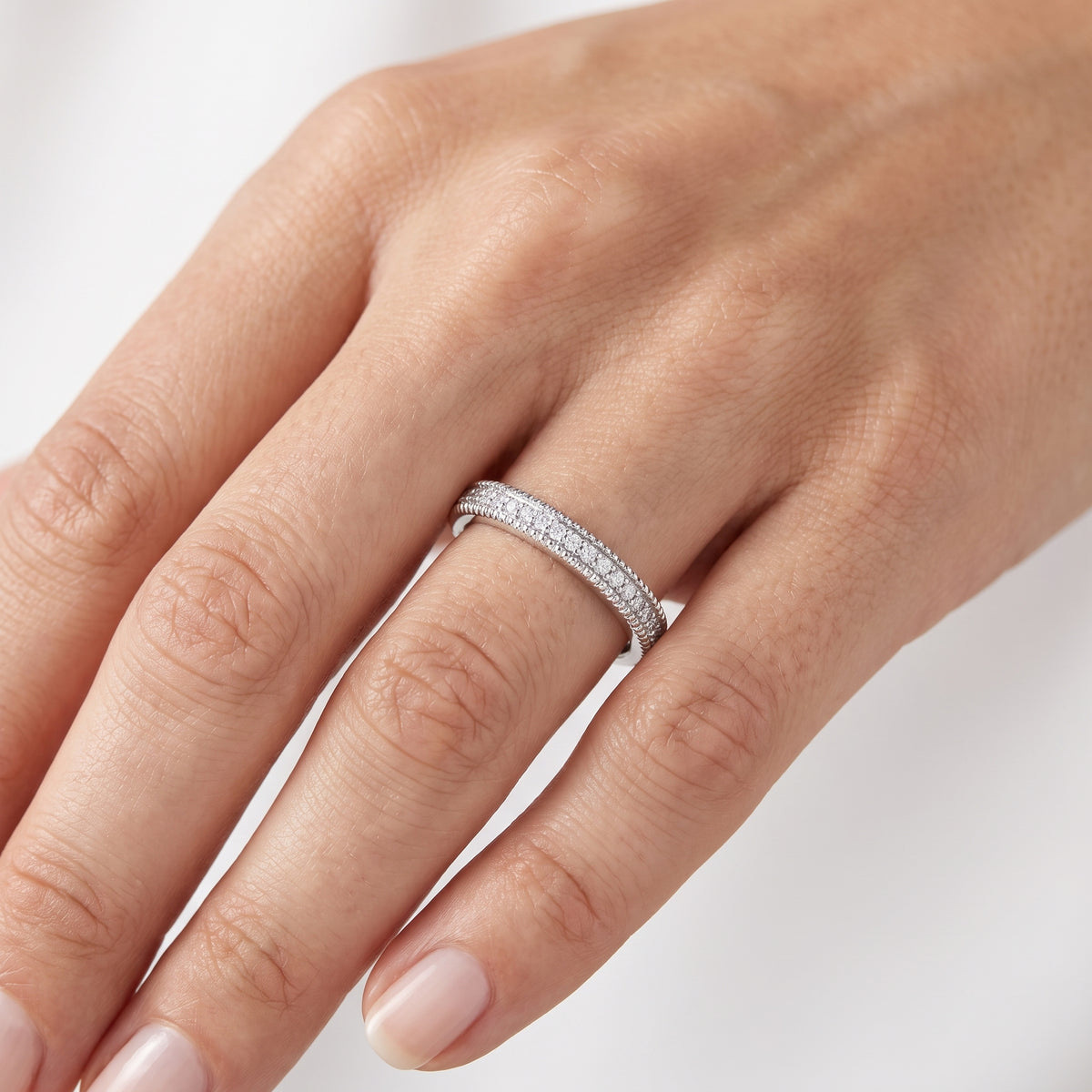 _lifestyle_image@SKU:W9845-NADR00100004W #metal_14k-white-gold+origin_lab-grown+quality_ef-vs2+