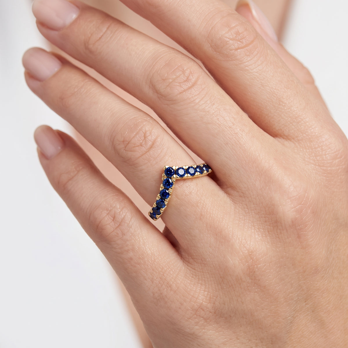 _lifestyle_image@SKU:WG095-LCSR01010004Y #metal_10k-yellow-gold+origin_lab-created