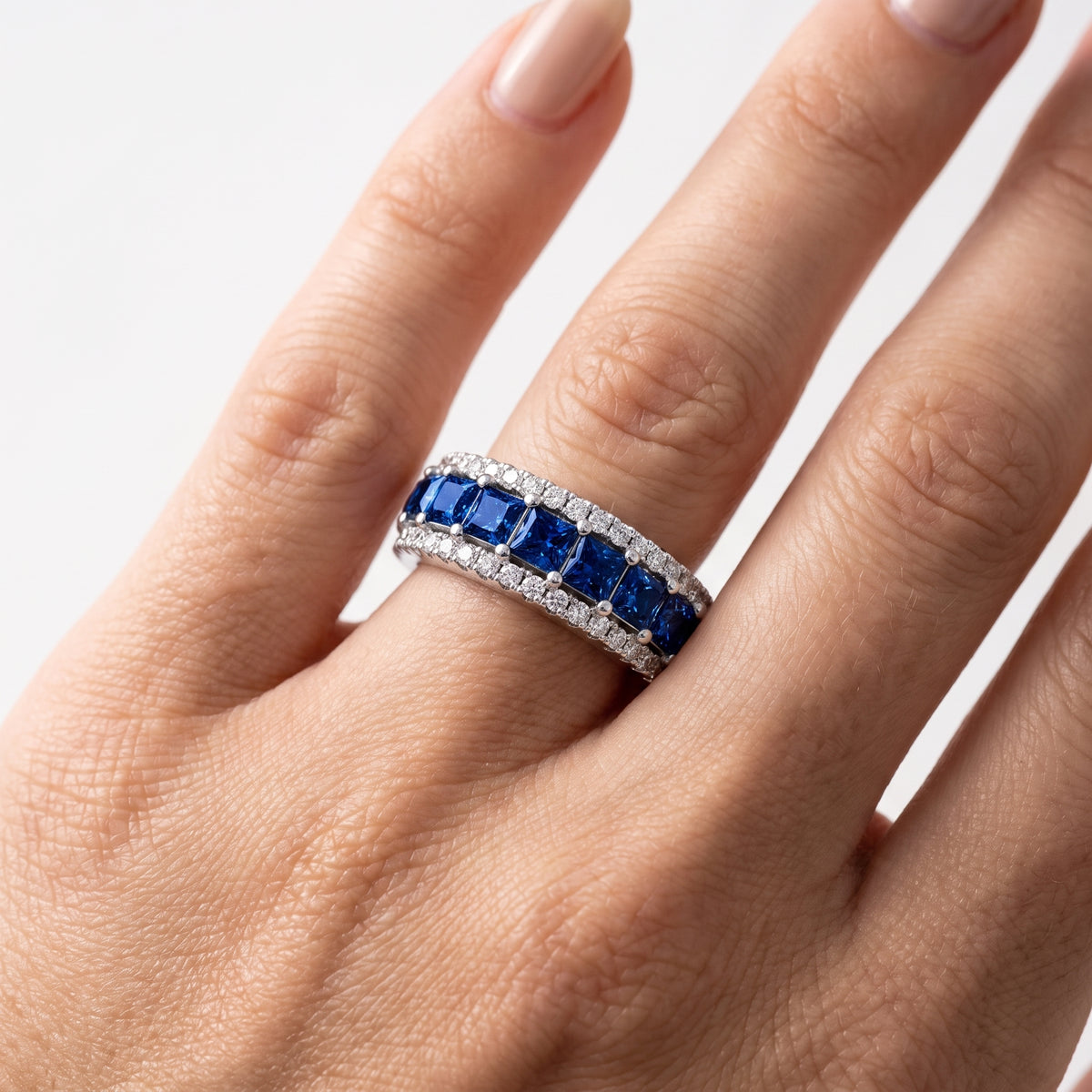 _lifestyle_image@SKU:WG156-LGSP01820004W #metal_10k-white-gold+origin_lab-created
