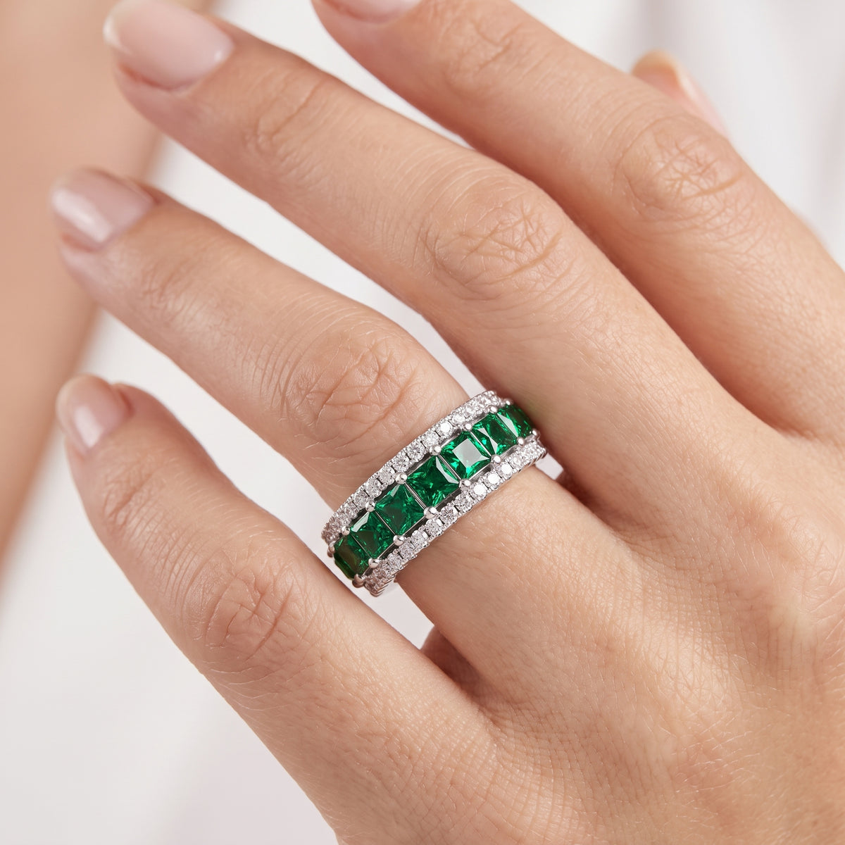 _lifestyle_image@SKU:WG156-LGEP01820004W #metal_10k-white-gold+origin_lab-created