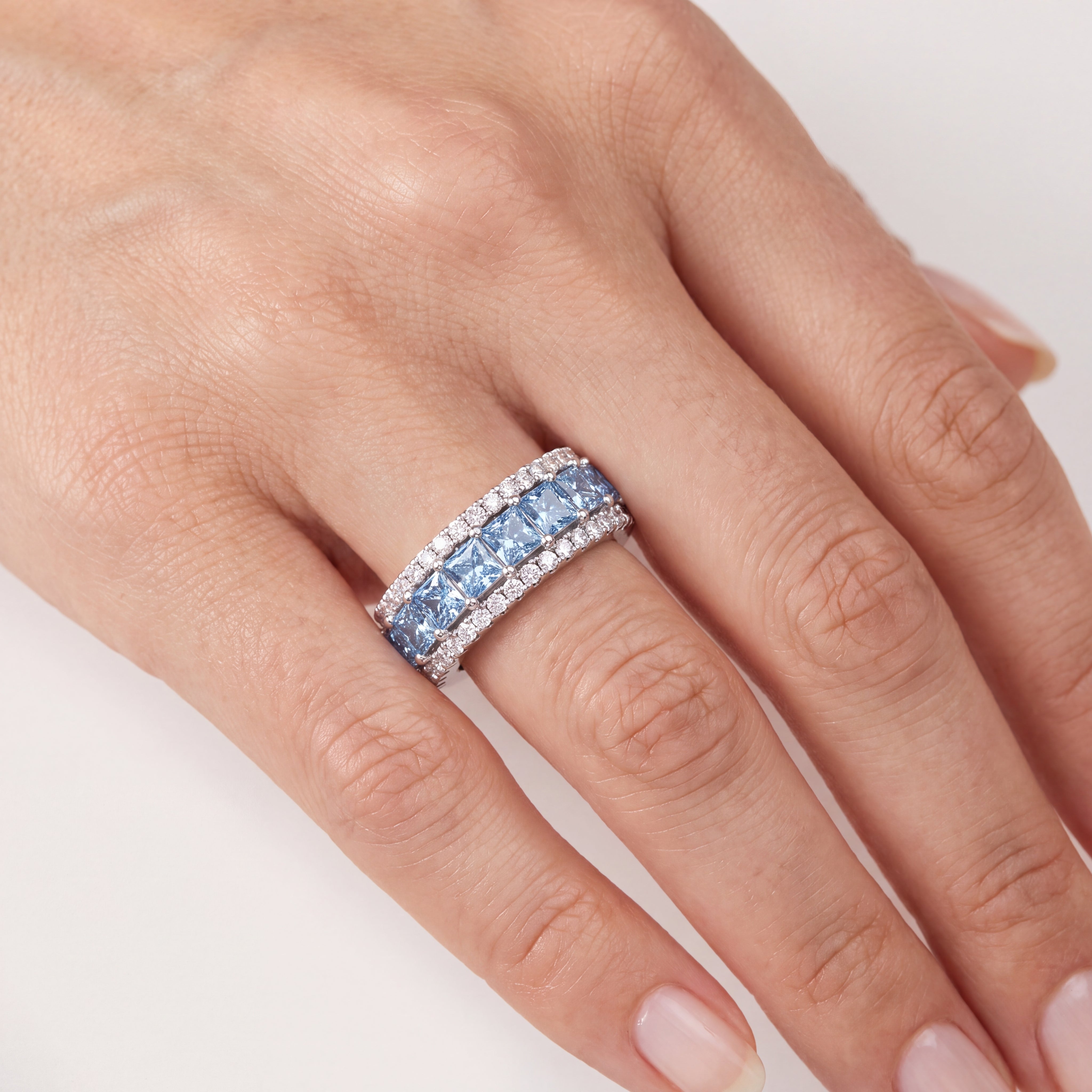 _lifestyle_image@SKU:WG156-LGEP01820004W #metal_10k-white-gold+origin_lab-created