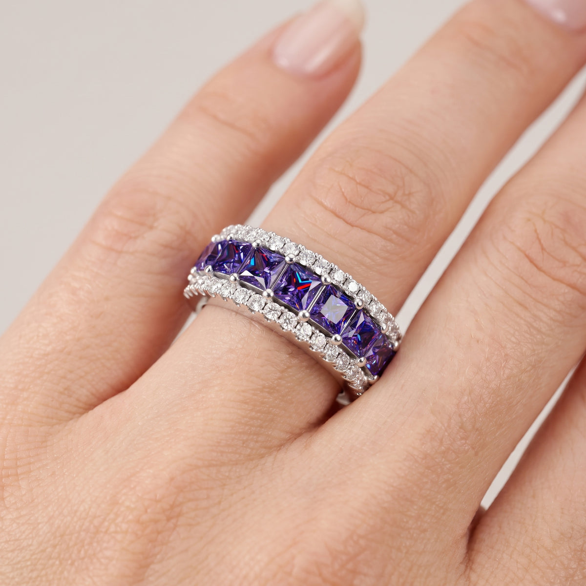 _lifestyle_image@SKU:WG156-LGXP01820004W #metal_10k-white-gold+origin_lab-created