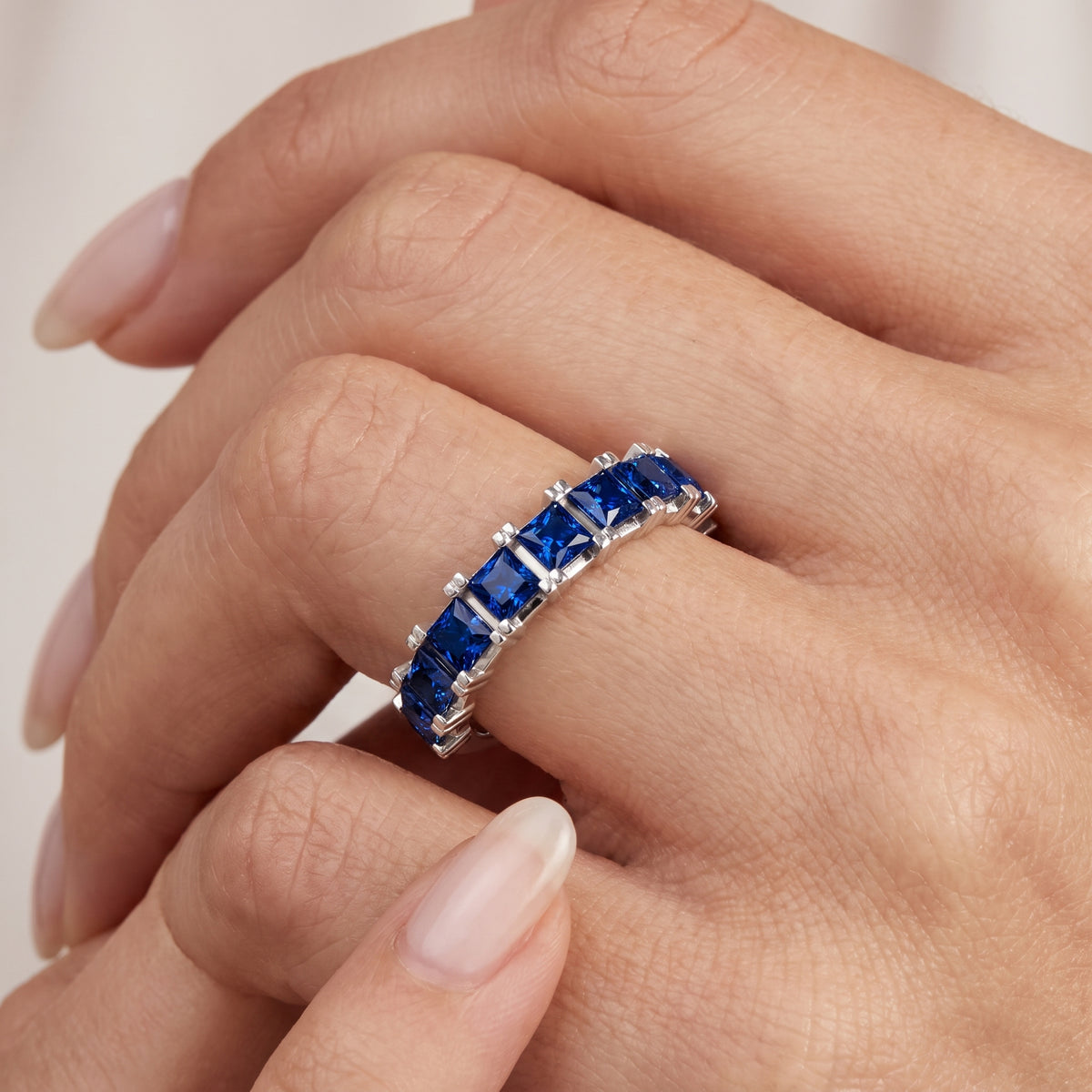 _lifestyle_image@SKU:WG545-LCSP01070004W #metal_10k-white-gold+origin_lab-created